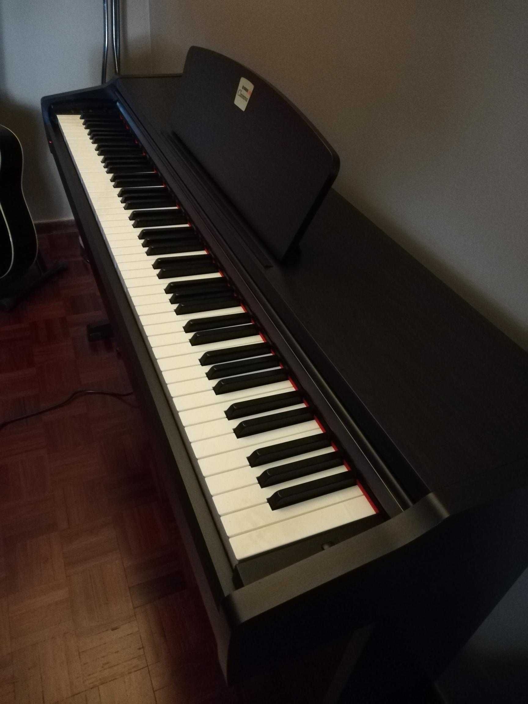 Piano elegante como novo