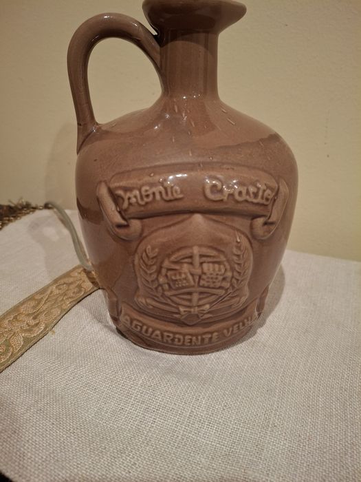 Candeeiro eletrificado com antiga garrafa de aguardente