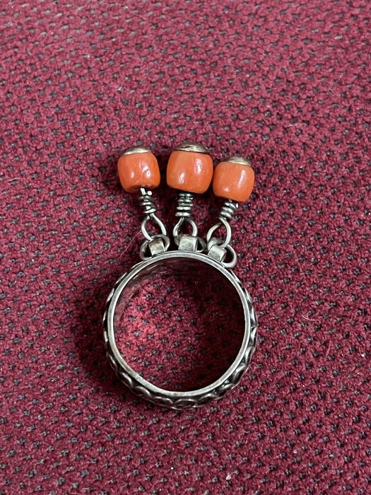 Zabytkowy Autorski Srebrny Pierścionek z Koralem Antykwarycznym