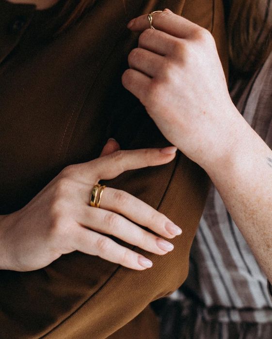 Коричневе плаття з ґудзиками