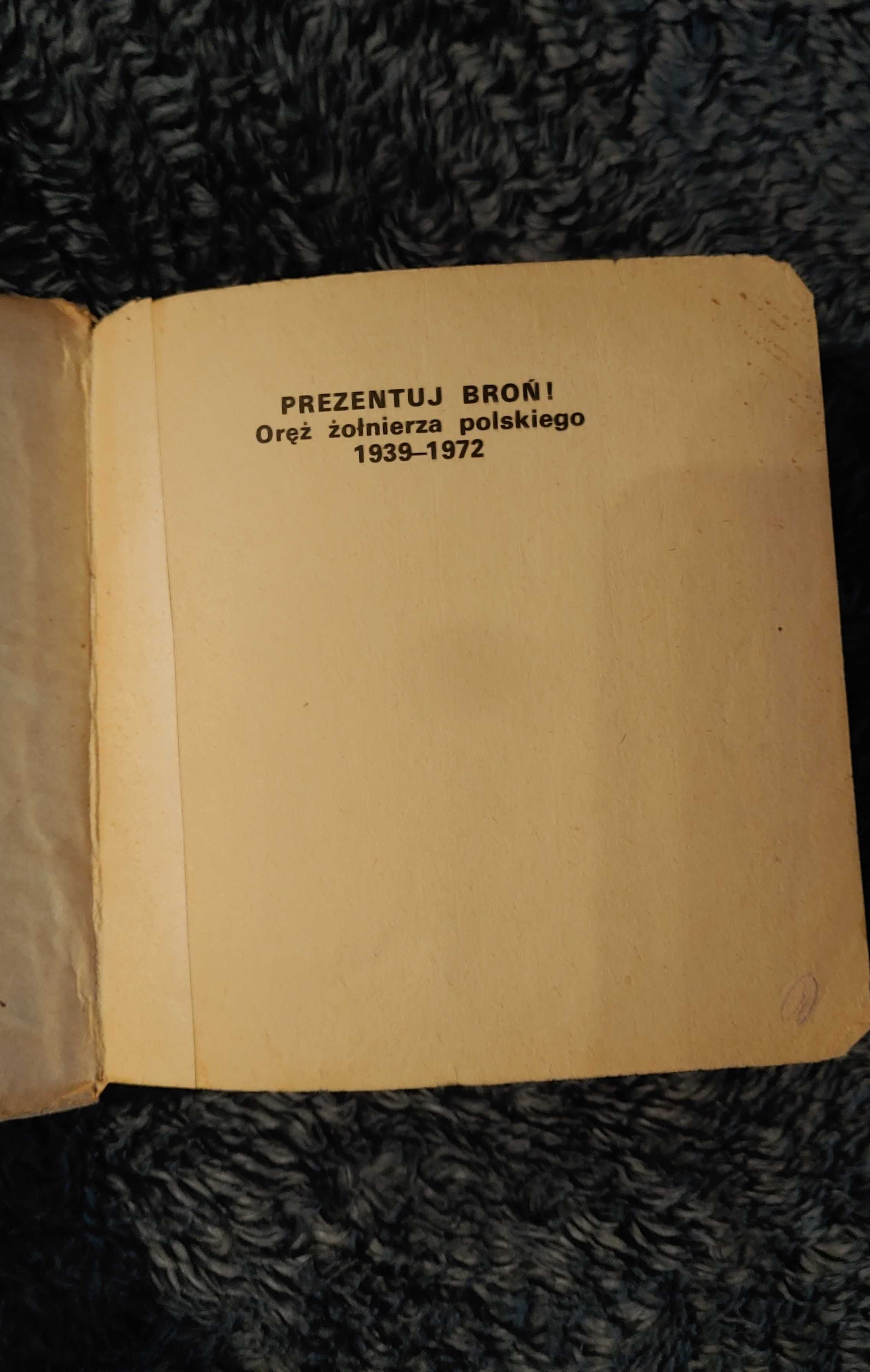 Prezentuj broń! Oręż żołnierza polskiego 1939 - 1972 - Janusz Magnuski