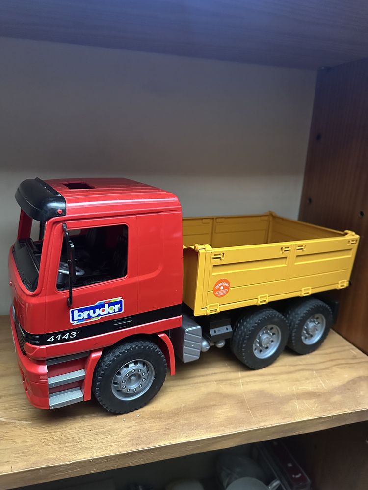 Camião miniatura da Bruder escala 1:16
