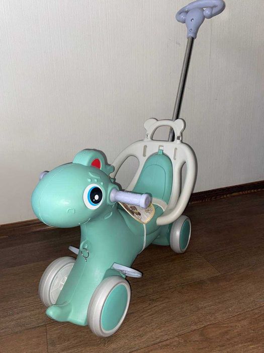 Дитяча каталка-гойдалка.