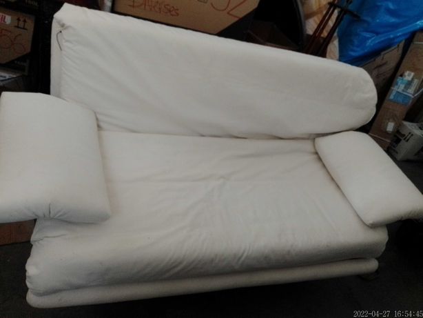Sofá cama em cor branca com braços amovíveis para um melhor descanso