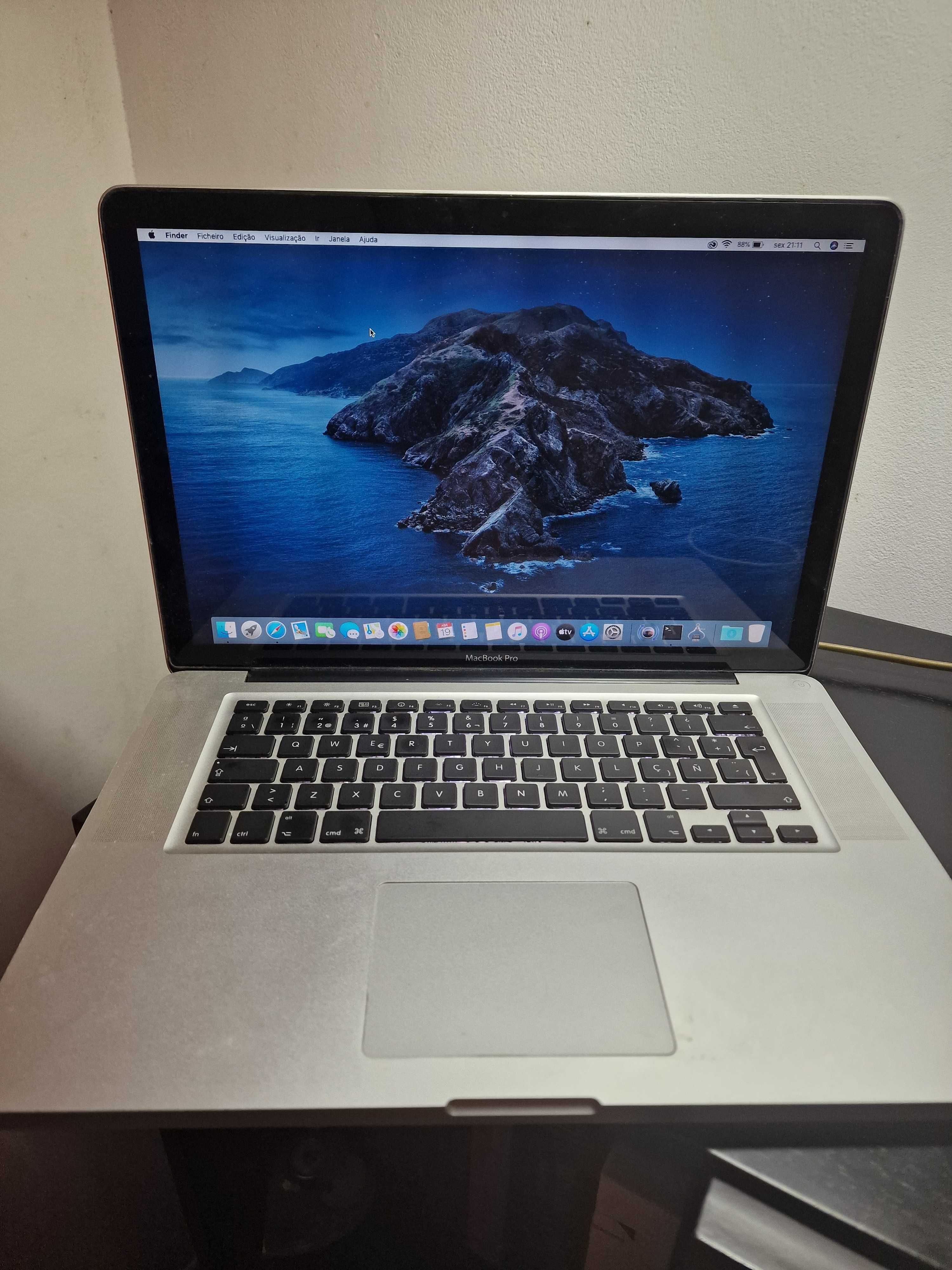 MacBook Pro 15 polegadas com vários programas