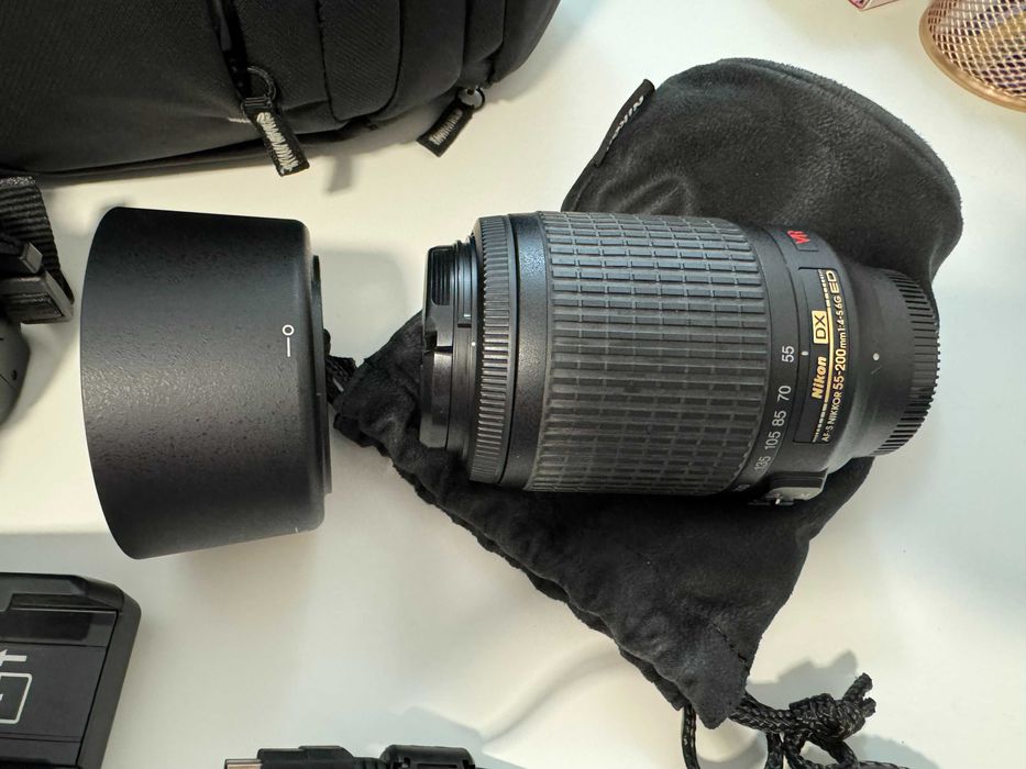 Nikon D3000 (2 objetivas, carregador, bolsa e mochila)