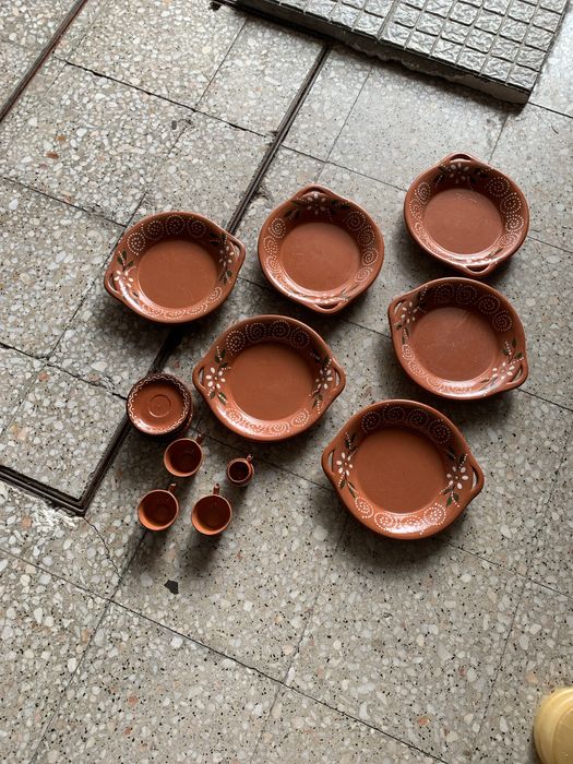 Conjunto de pratos, tacas, azeitoneira e chavenas de barro