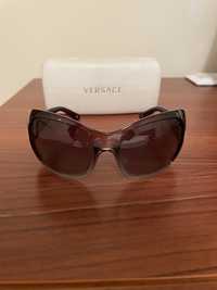 Oculos de sol castanhos, marca Versace, estão praticamente novos.