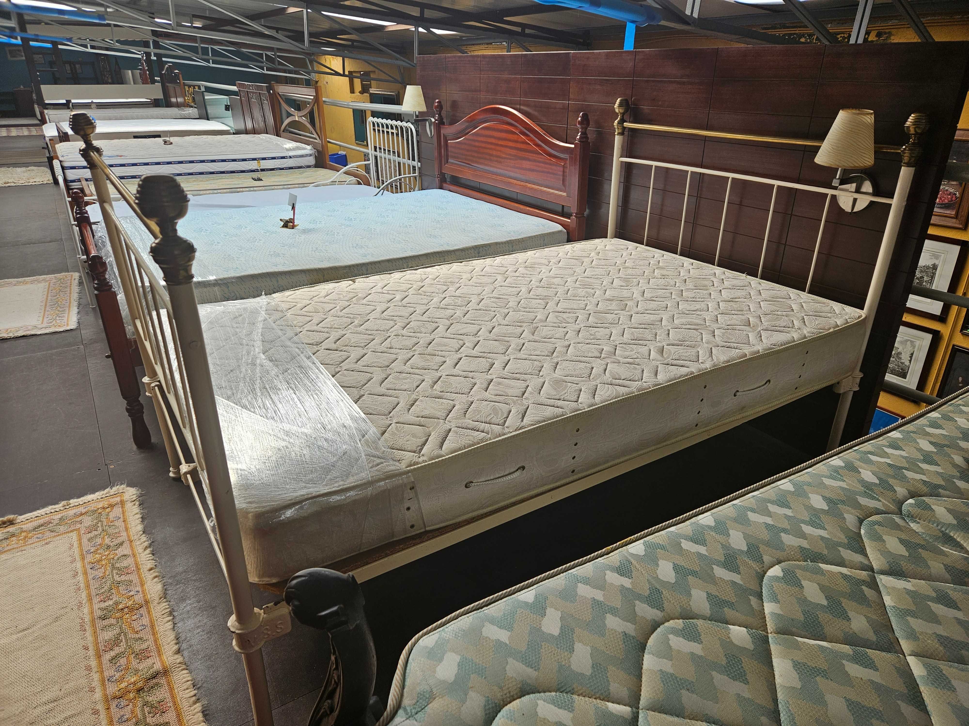 Cama de ferro antiga com estrado e colchão - Bom es