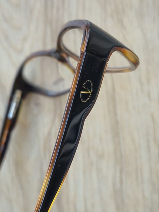 Жіноча вузька двукольорова оправа V2601 від Valentino!