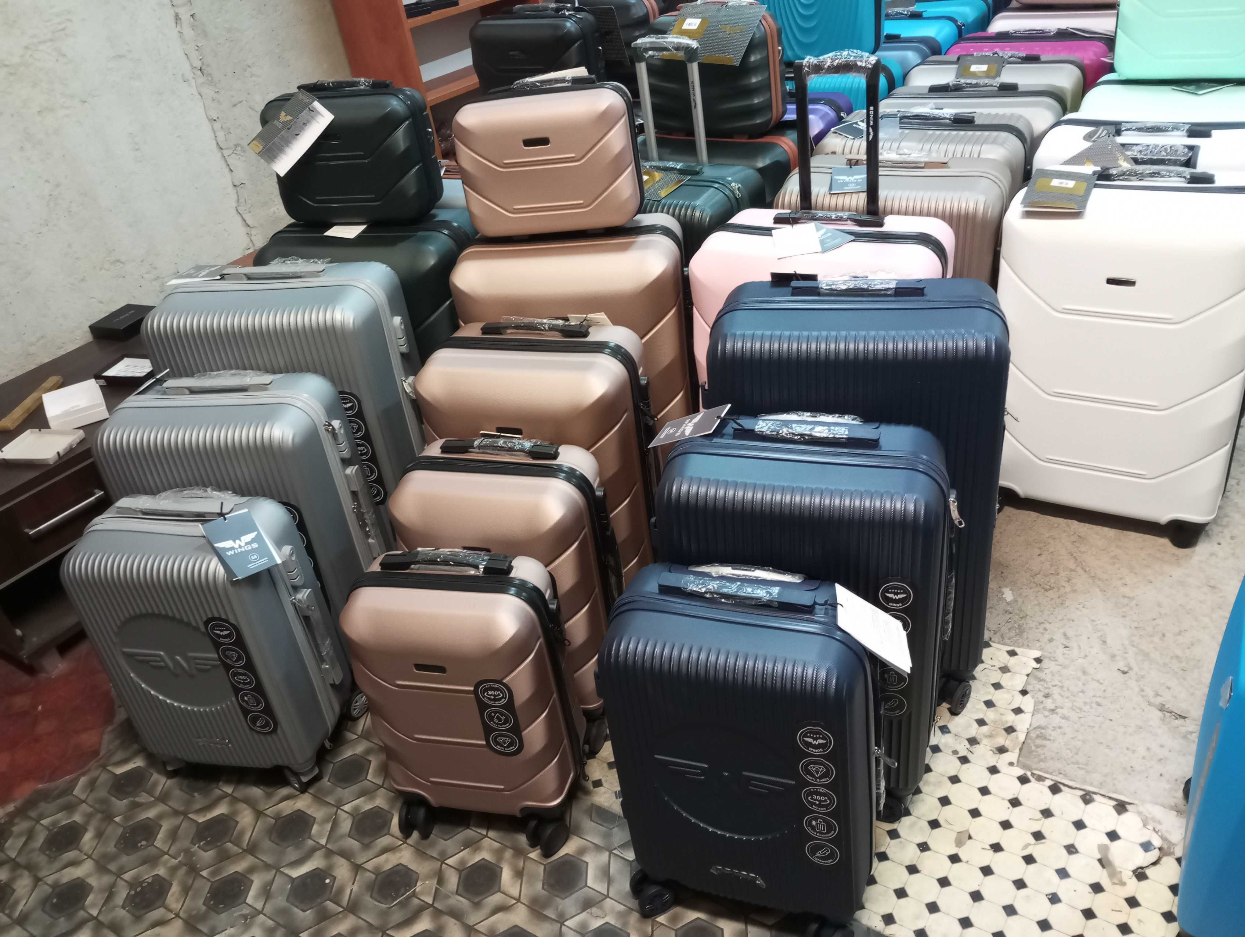 walizki duża z wingsa z abs na 4 kołach podróżna