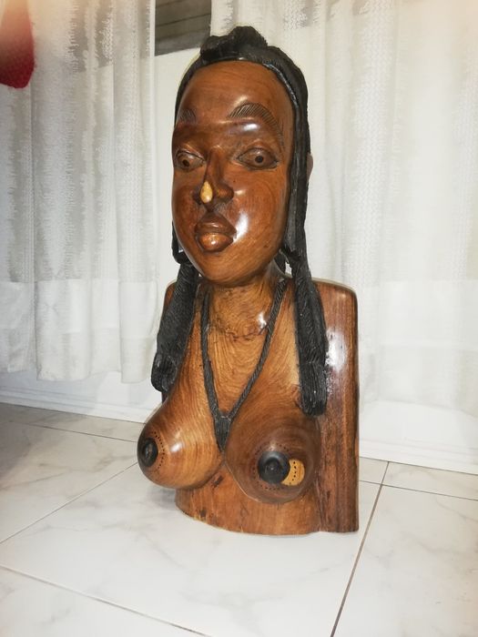 Arte africana muito bela lança e chapéu explorador