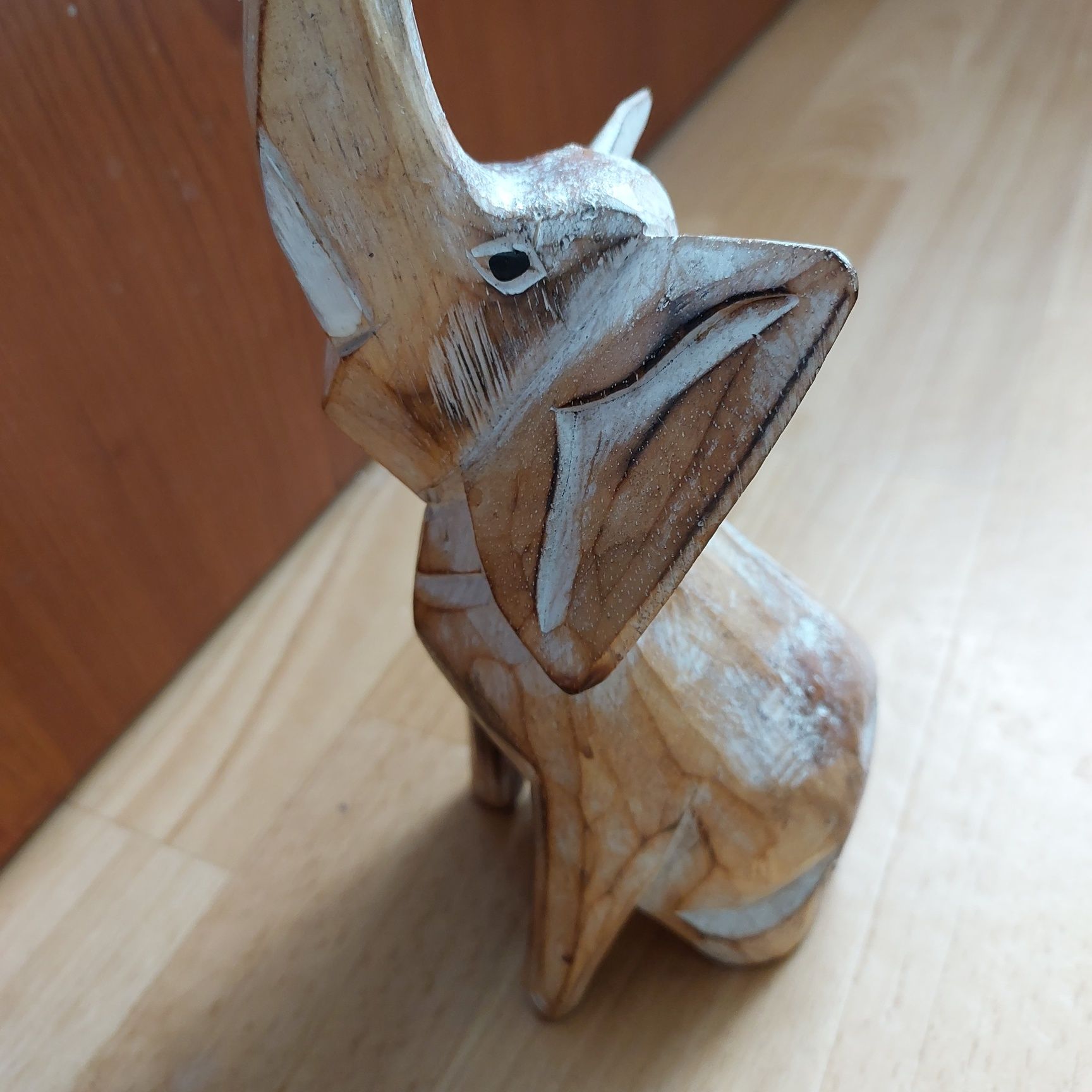 Słoń wyrzezbiony w drzewie, wys 15 a z trąbą 25cm,