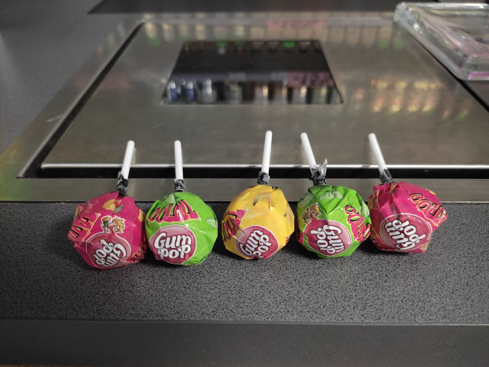 Lizak z gumą i tatuażem Gum Pop 52 sztuki