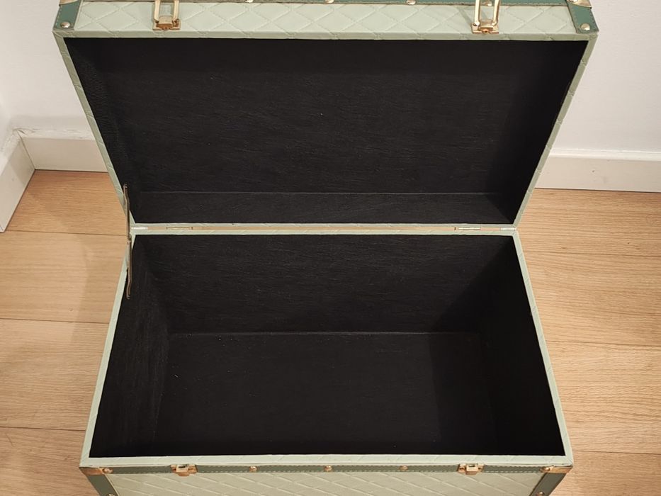 Baú verde elegante  com detalhes dourados tipo cofre
