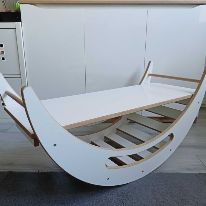 Duży drewniany bujak ze zjeżdżalnią