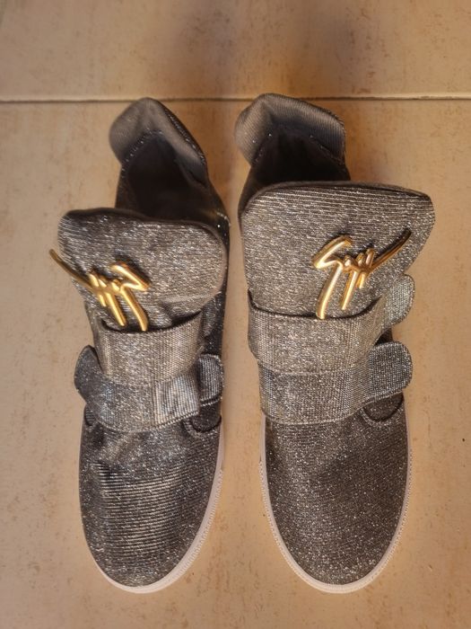 Tenis Sneakers em tecido prateado brilhante 
Com duas tiras de ajustam