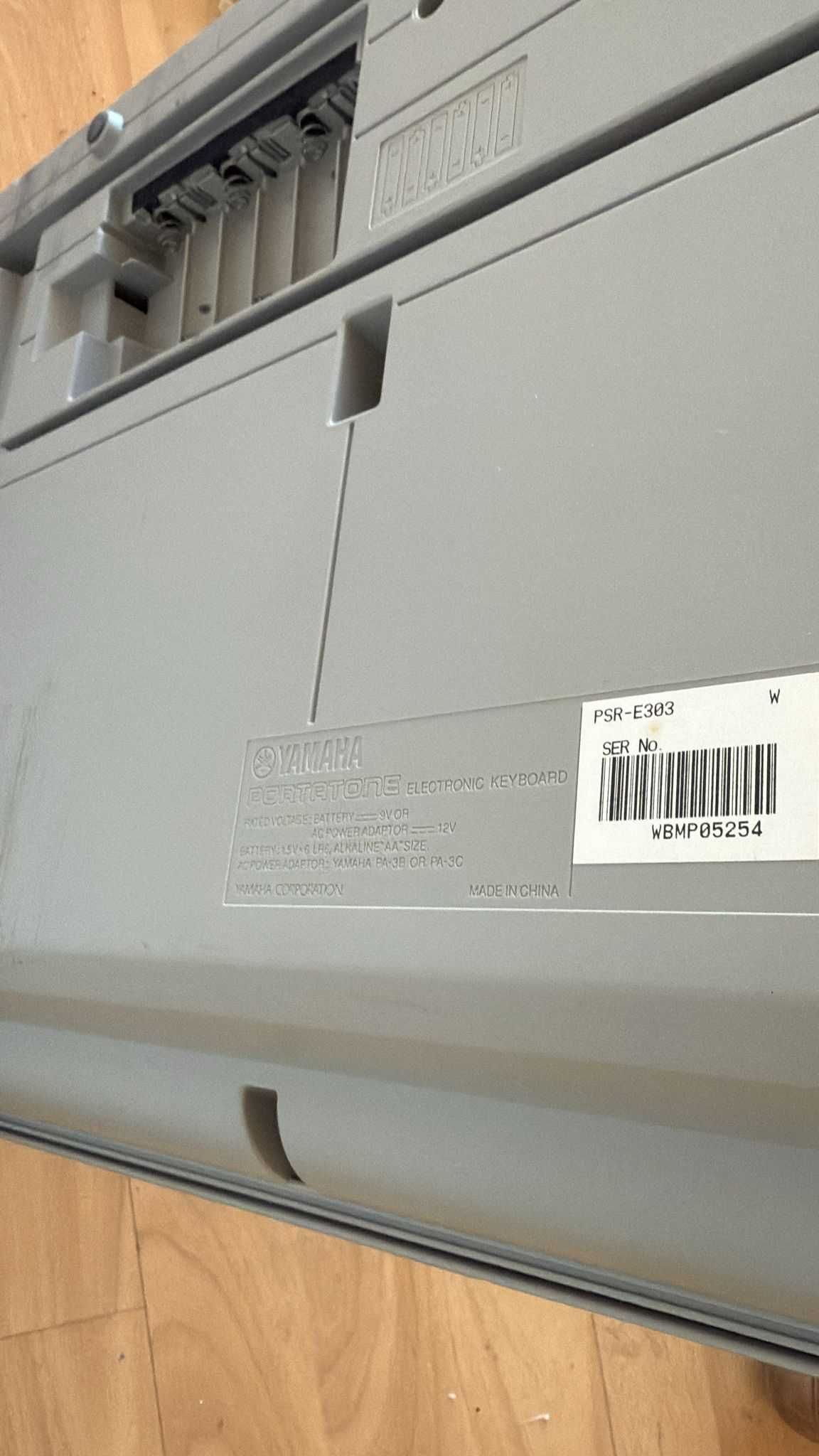 Orgão eletrónico Yamaha PSR-E303 + Cavalete