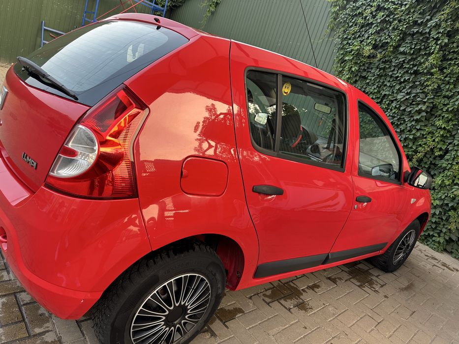 Продам автомобіль Дачія Сандеро