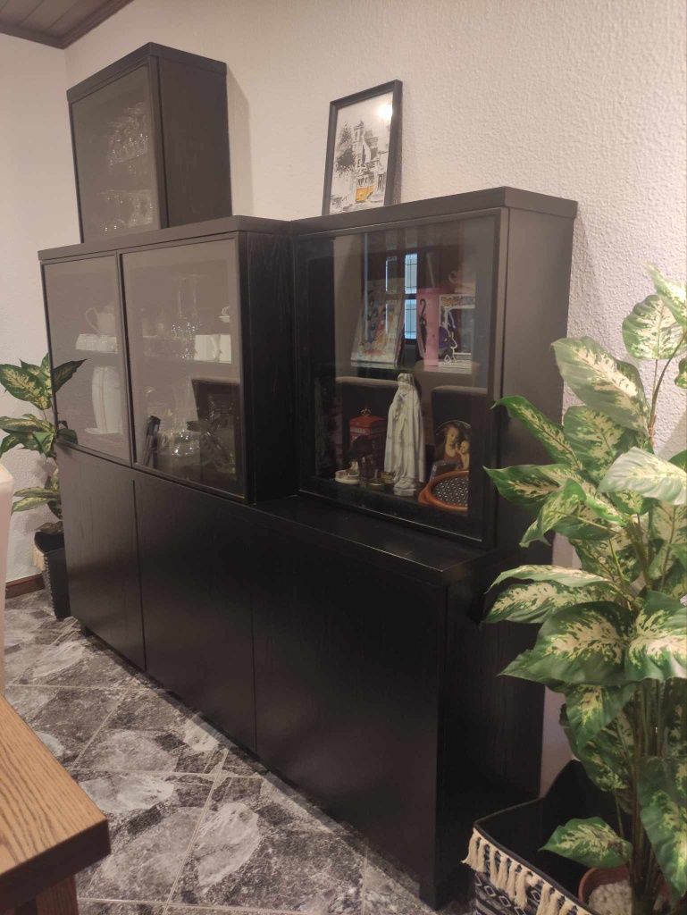 Móvel para sala de jantar ou de estar em wengue. Não é do IKEA