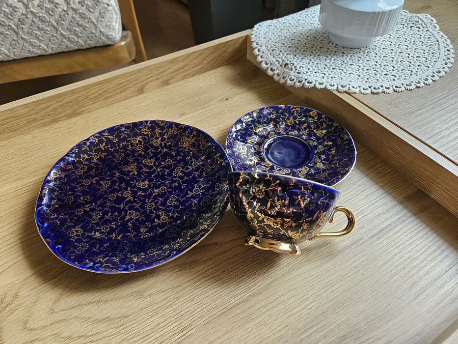 Filiżanka kolekcjonerska , kobaltowa porcelana ze złotymi zdobieniami