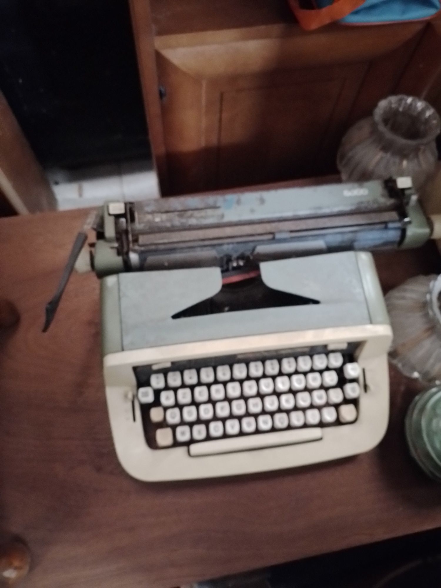 Maquinas de escrever umas mais antigas e outra mais moderna para decor