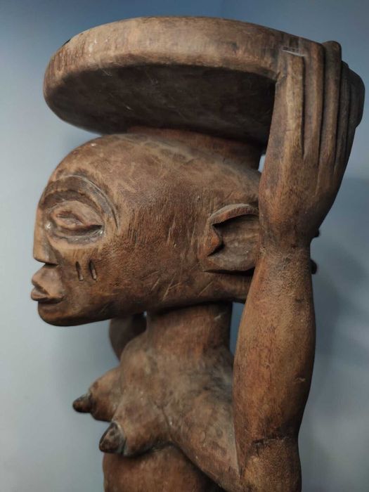 Banco africano. De norte de Angola ou Congo. Africa. Arte Africana.