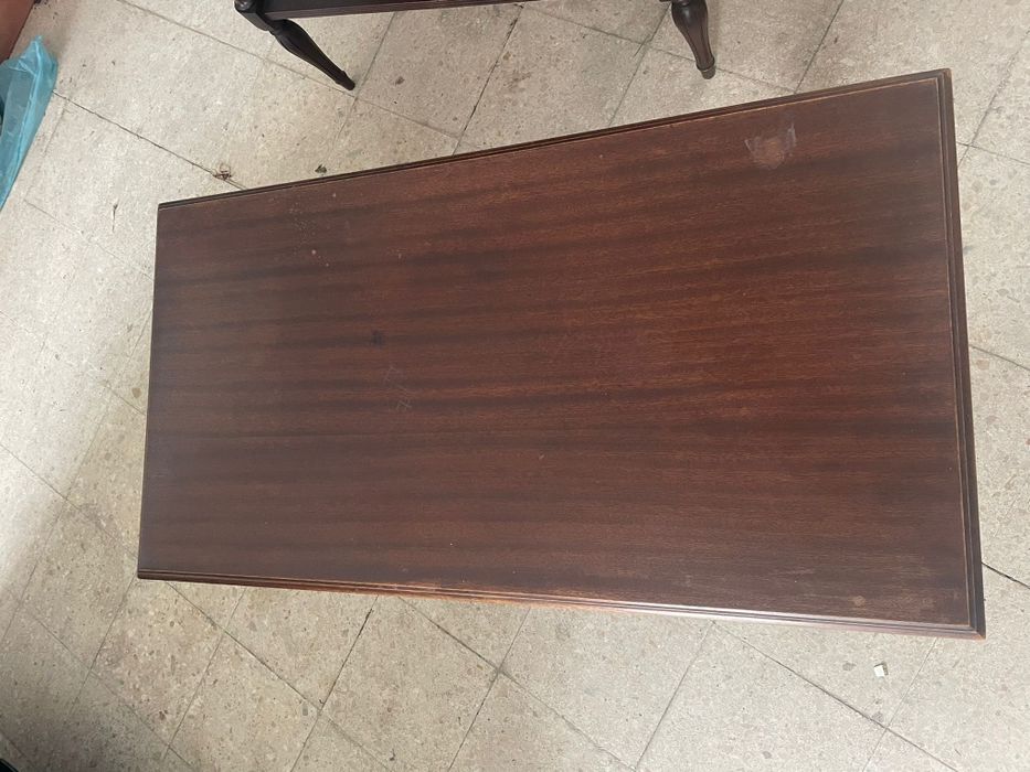 Várias Mesas em Mógno e mesas cabeceira