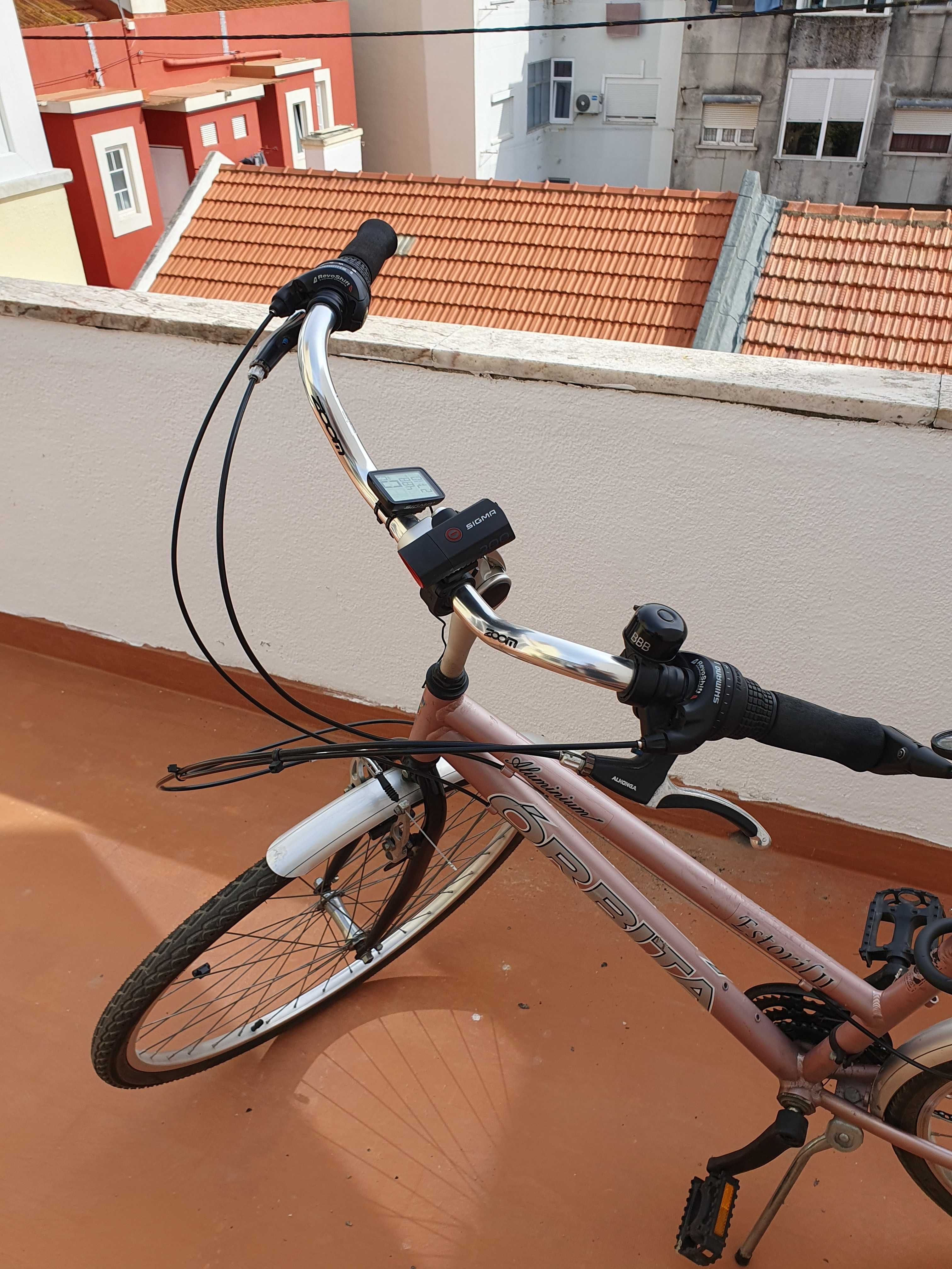 bicicleta com porta-bagagens