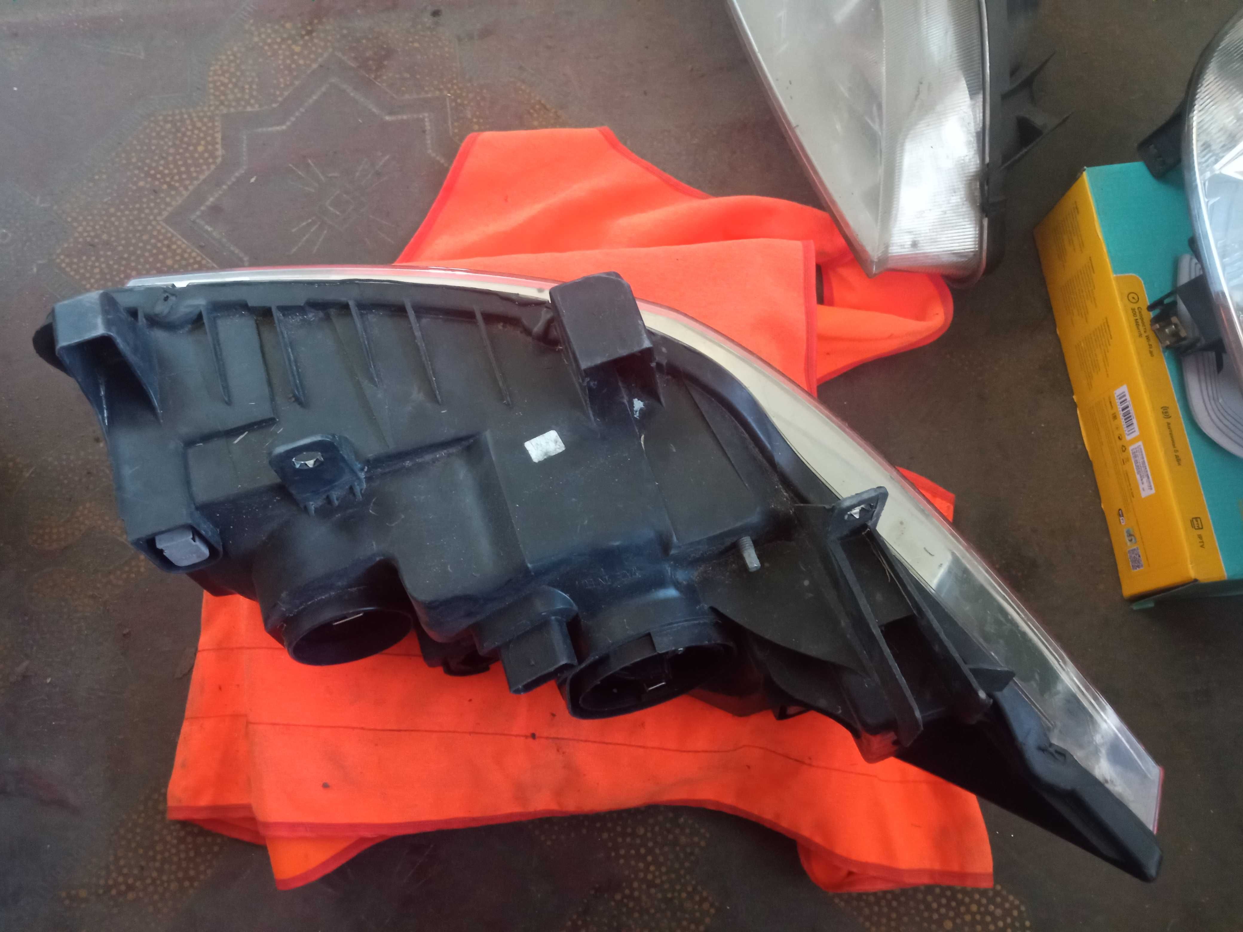Фара передня ліва Renault Megane II 03-12 Valeo 89306990 8200073220J