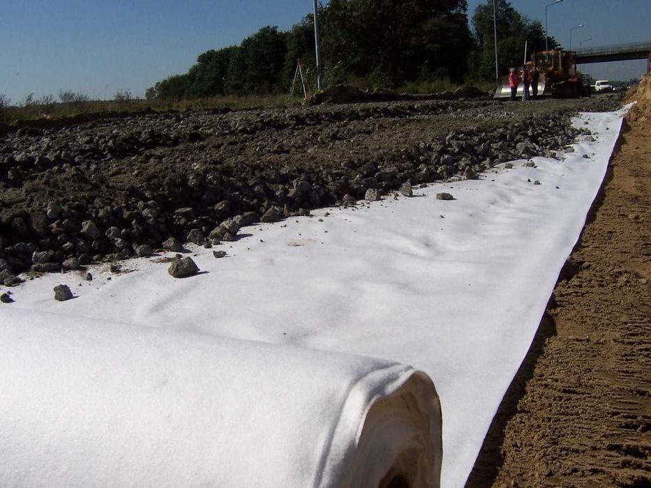 Geowłóknina PES 300g/m2 4m x 50mb parking/droga/dach