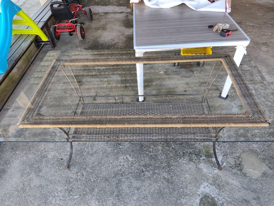 Mesa de vidro e em ferro