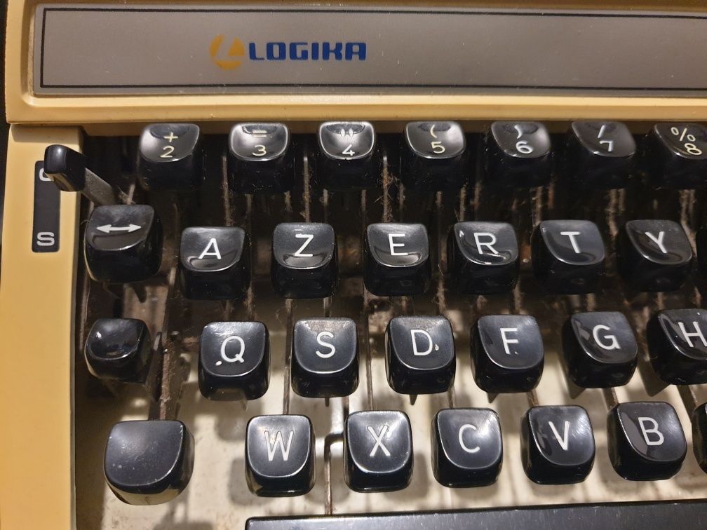 LOGIKA deluxe 662TR Máquina de escrever vintage com mala