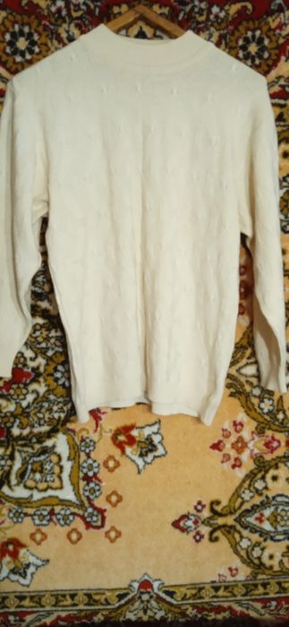 Теплий жіночий світерок