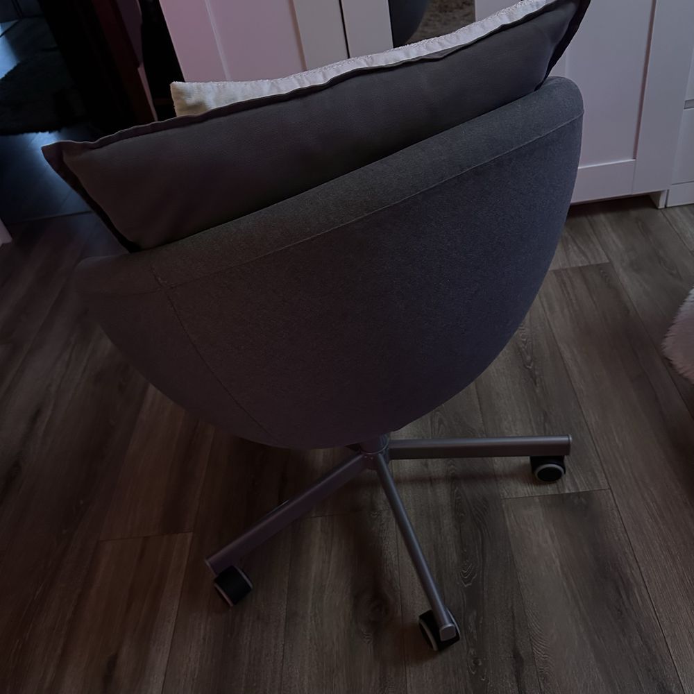Fotel obrotowy biurowy krzesło ikea skruvsta szare na kółkach okrągłe