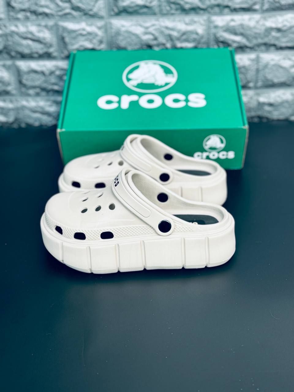 Женские кроксы белые уличные летние на высокой подошве Crocs