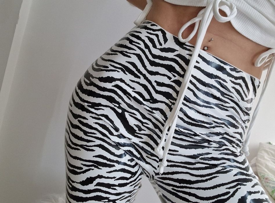 Lateksowe legginsy białe w zeberkę zebre czarne spodnie skórzane winyl