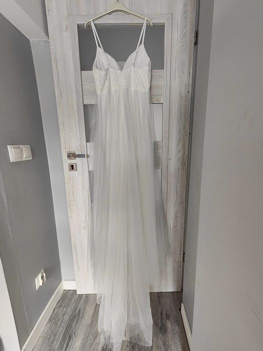 Romantyczna koronkowa suknia ślubna z dekoltem w kształcie litery V,