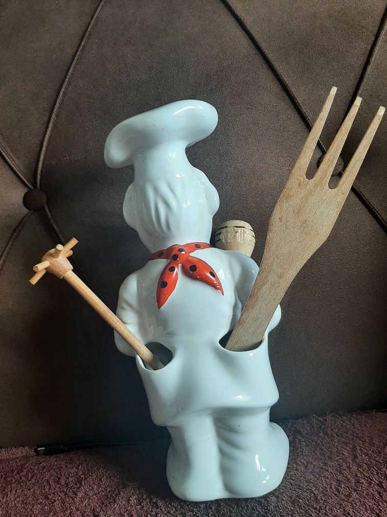 Figurka  porcelanowa KUCHARZ z otworami na łyżki.