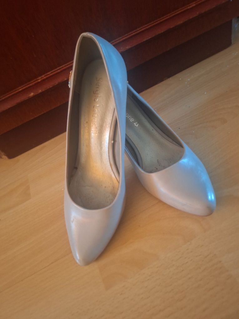 Buty na obcasie 40 skórzane