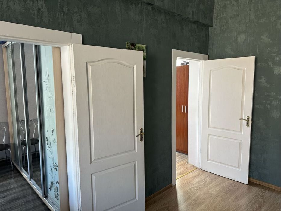 Продам трикімнатну квартиру на Миколаївці.