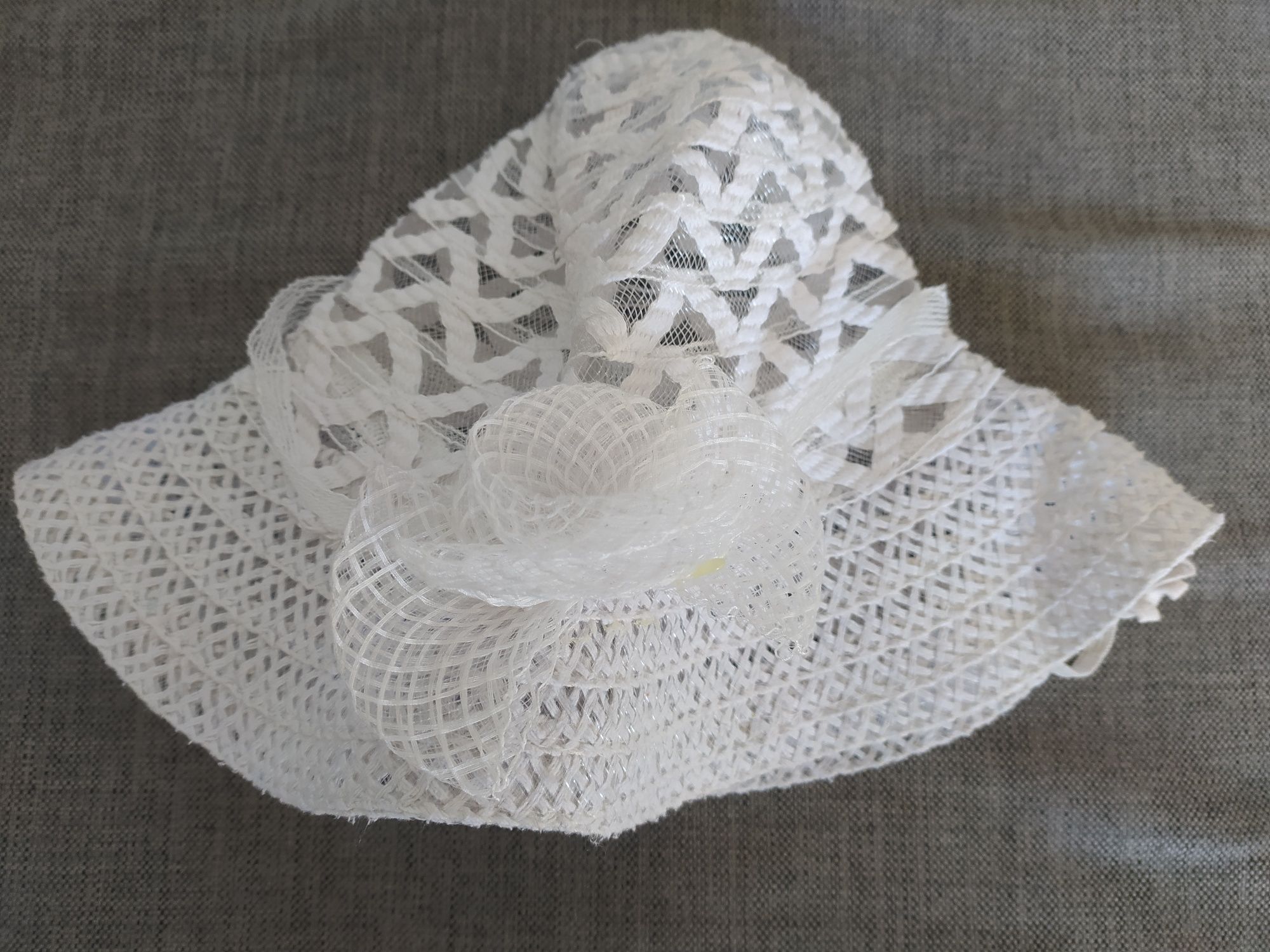 biały kapelusz na lato