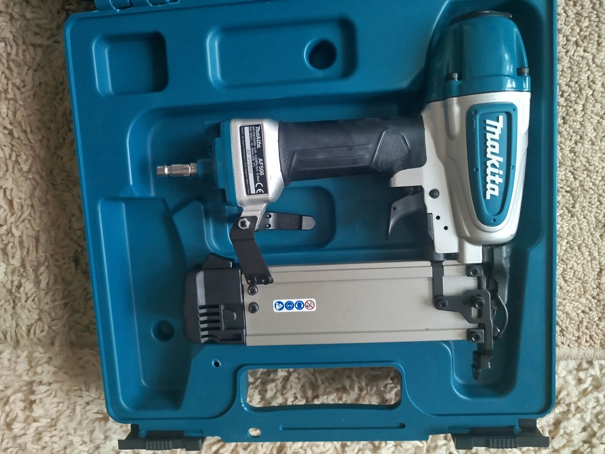 Gwoździarka Makita AF506