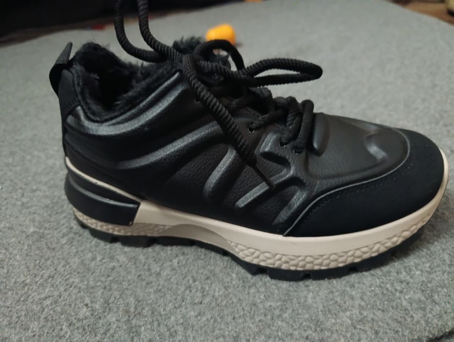 Теплі жіночі кросівки