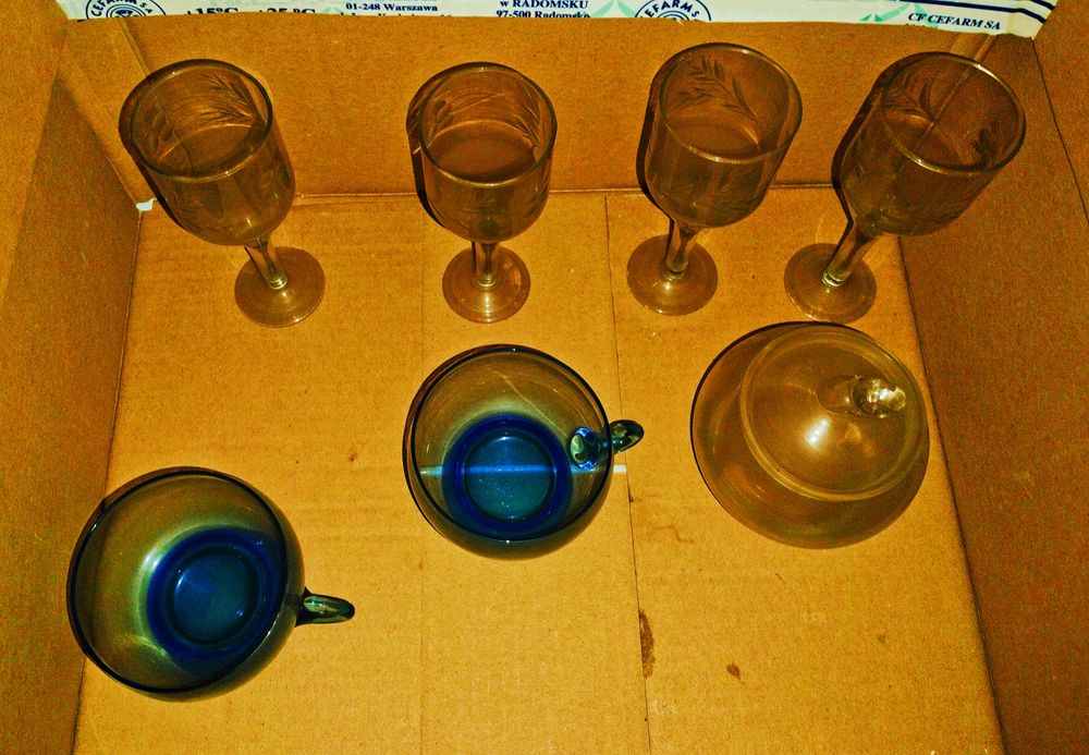 Szklane szklanki cukierniczka i kieliszki z czasów PRL