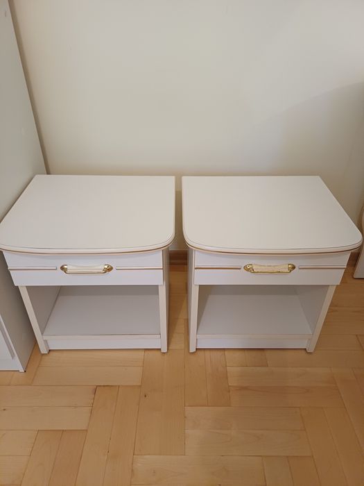 Zestaw białych mebli do sypialni/ pokoju