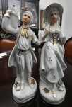 Par de estatuetas vintage em porcelana.