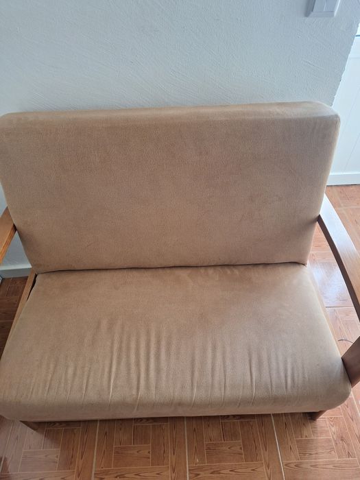 Sofá 2 lugares em suede bege com estrutura de madeira