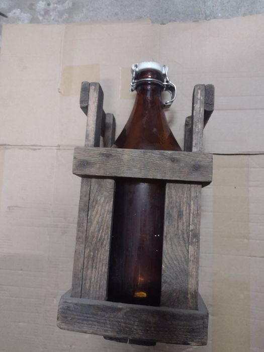 Stara butelka w koszu