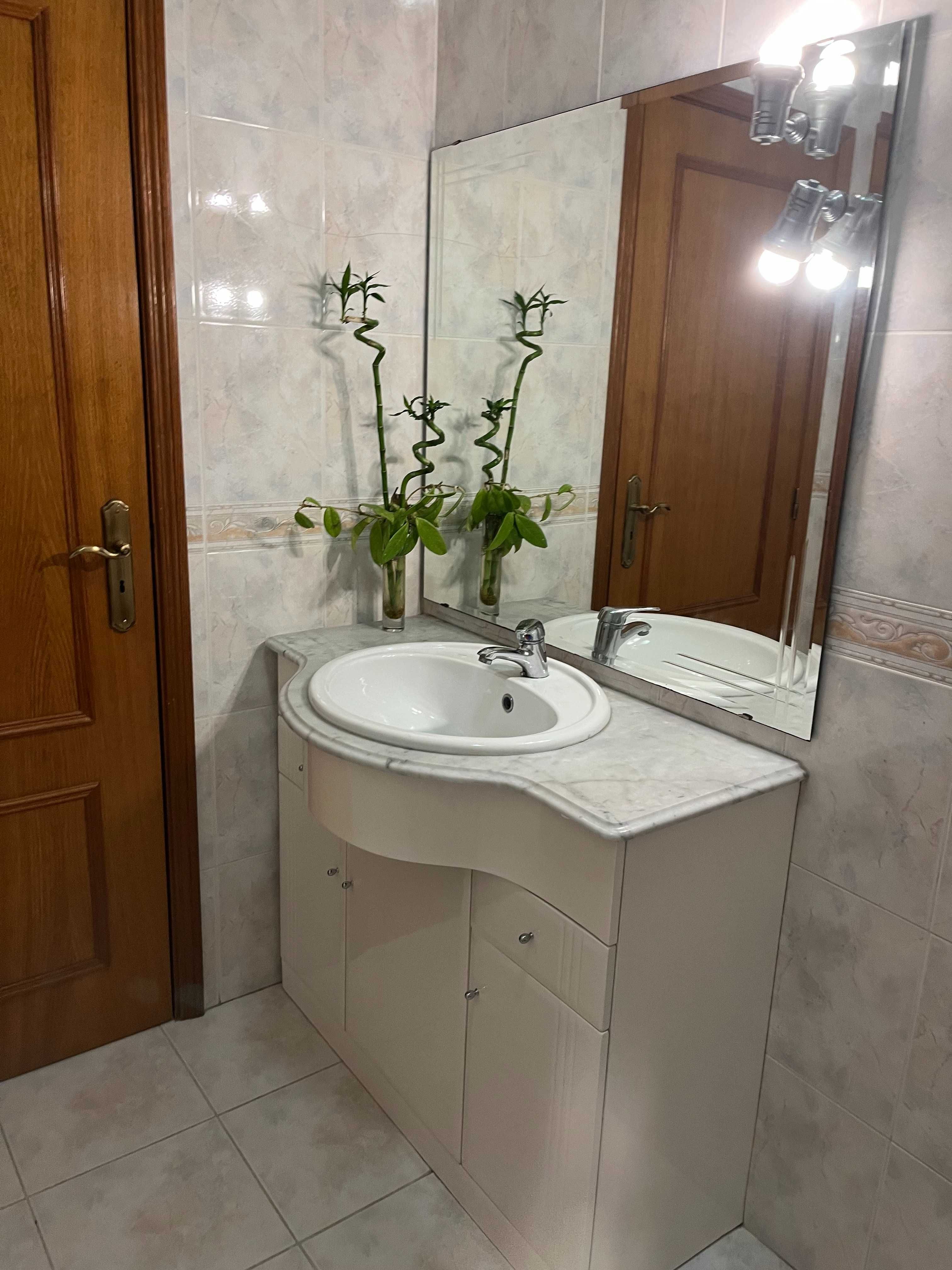 Conjunto de móvel e espelho para casa de banho.